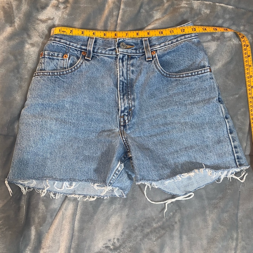 550 high rise levi jean shorts